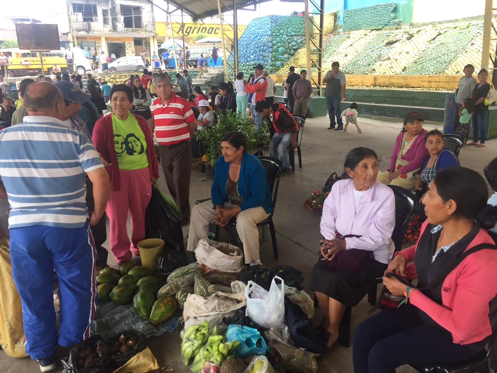 Productores expenden sus productos en el nuevo espacio.