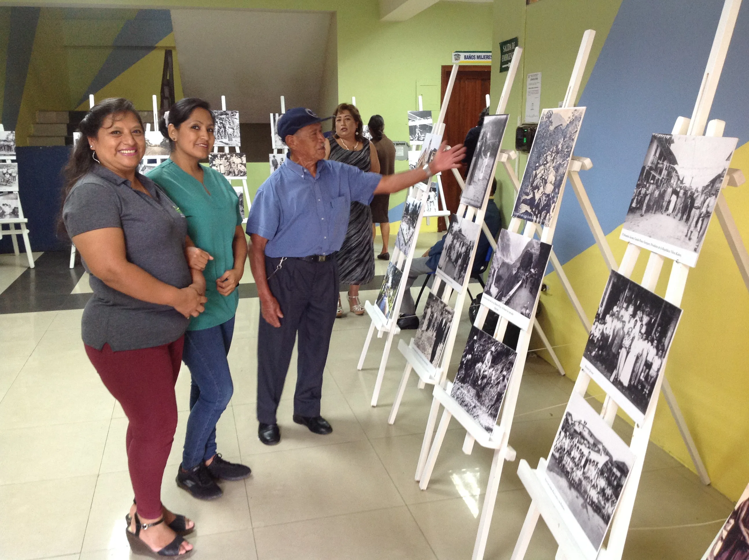 CIUDADANOS OBSERVAN LA MUESTRA FOTOGRÁFICA