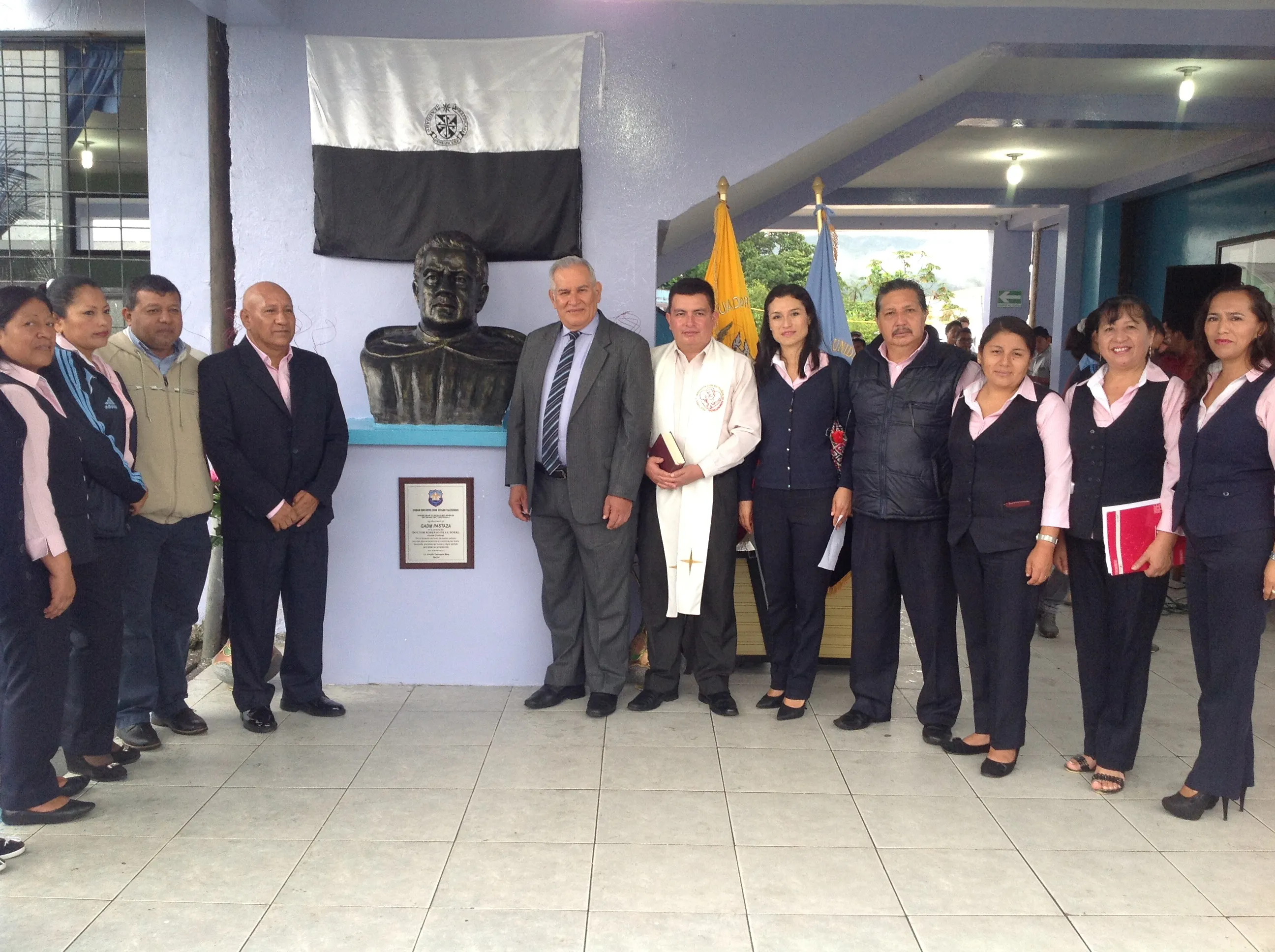 LAS AUTORIDADES JUNTO AL MONUMENTO DE LA UNIDAD EDUCATIVA