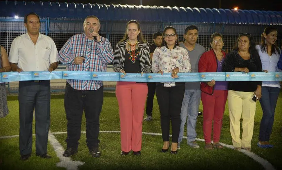 LAS AUTORIDADES ENTREGANDO LA OBRA