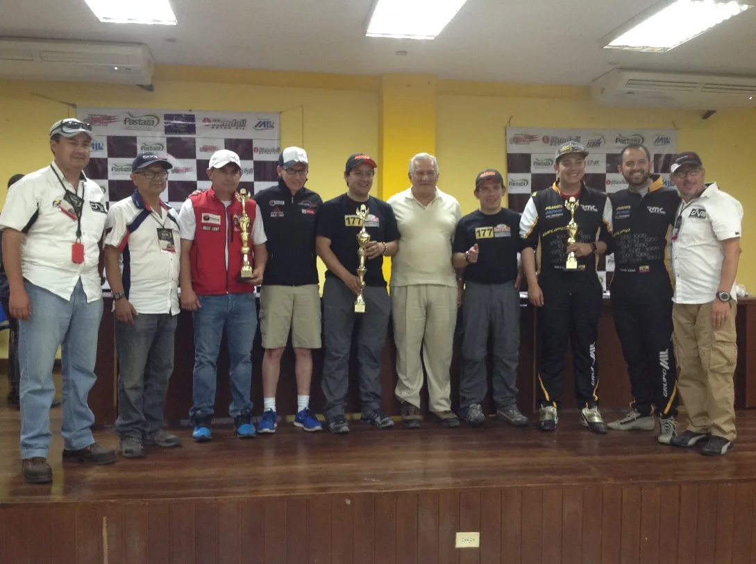 LOS PILOTOS GANADORES SEGÚN SUS CATEGORIAS JUNTO AL BURGOMAESTRE