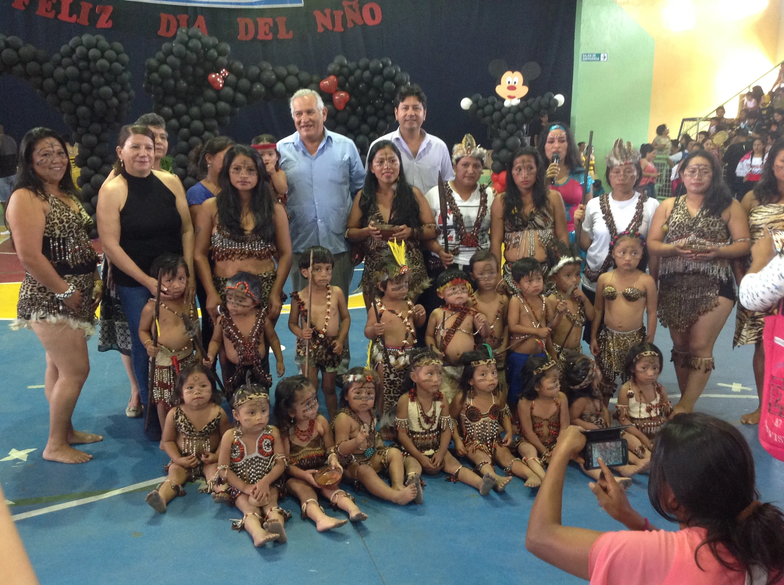 NIÑOS QUE RECIBIERON EL HOMENAJE JUNTO AL ALCALDE DE PASTAZA