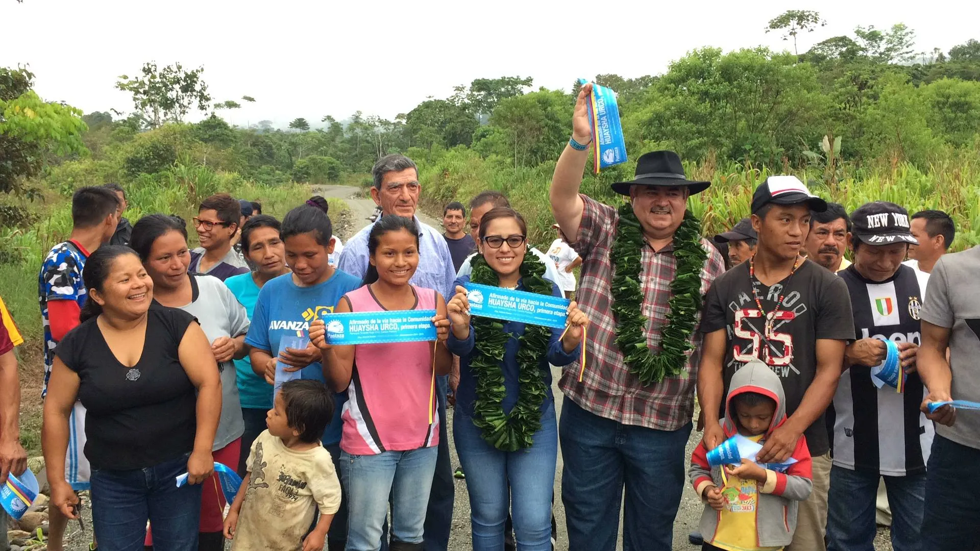 MOMENTOS DE LA INAUGURACIÓN EL PREFECTO JUNTO A SU GENTE