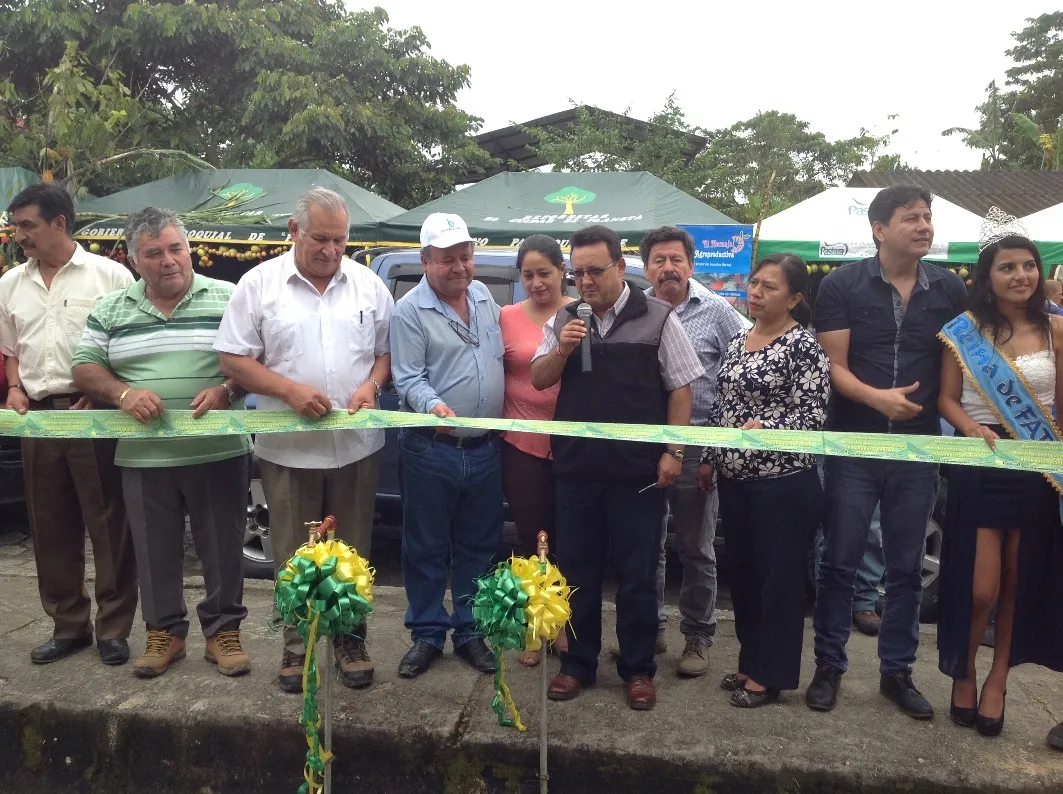 LAS AUTORIDADES INAUGURANDO LA OBRA