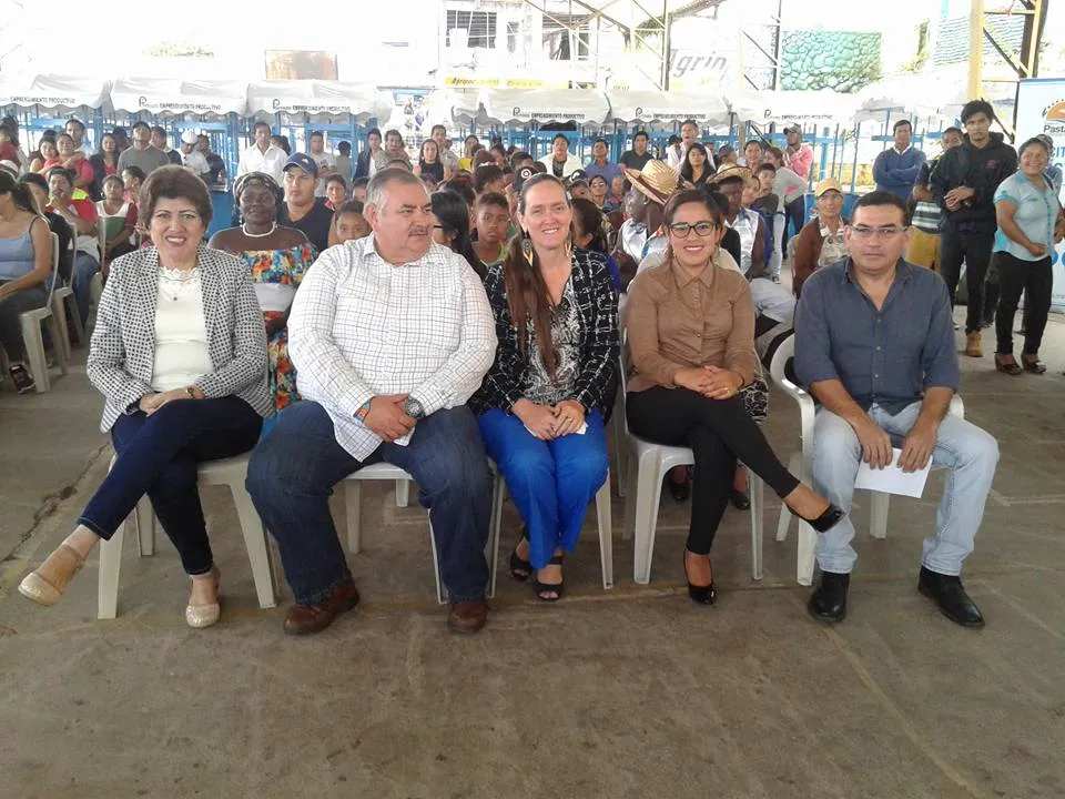 LAS AUTORIDADES PRESENTES EN ESTA ENTREGA
