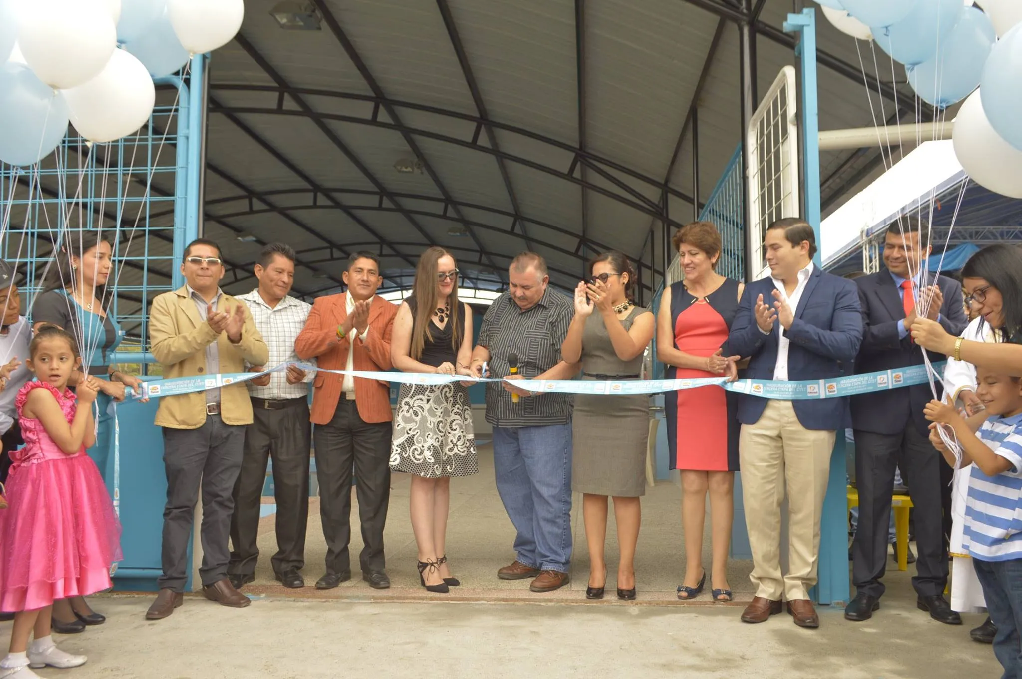 EL CORTE DE CINTA DECLARANDO INAUGURADA LA TERCERA ETAPA DEL CITET