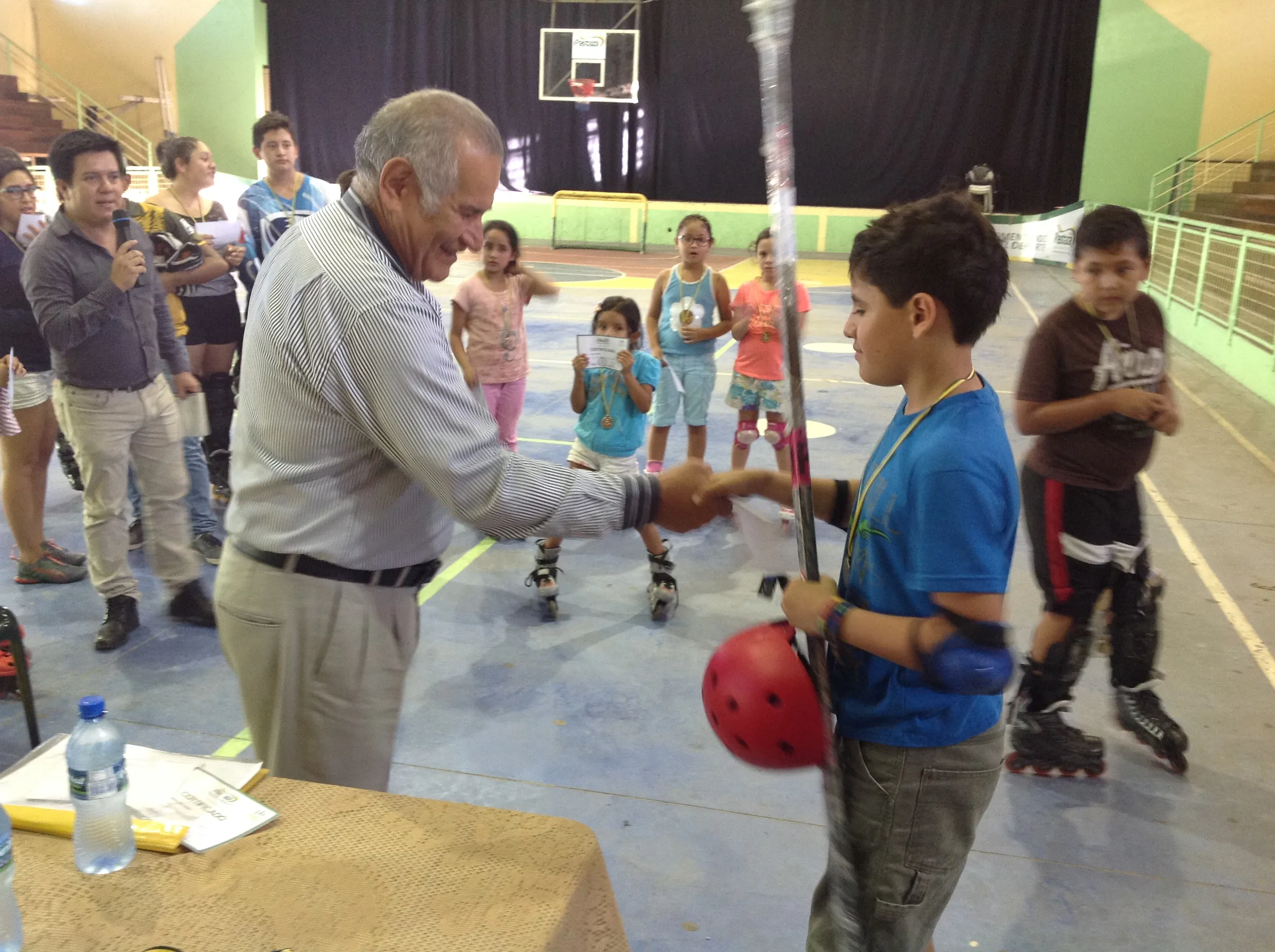 EL ALCALDE JUNTO A LOS NIÑOS EN LOS CURSOS VACACIONALES