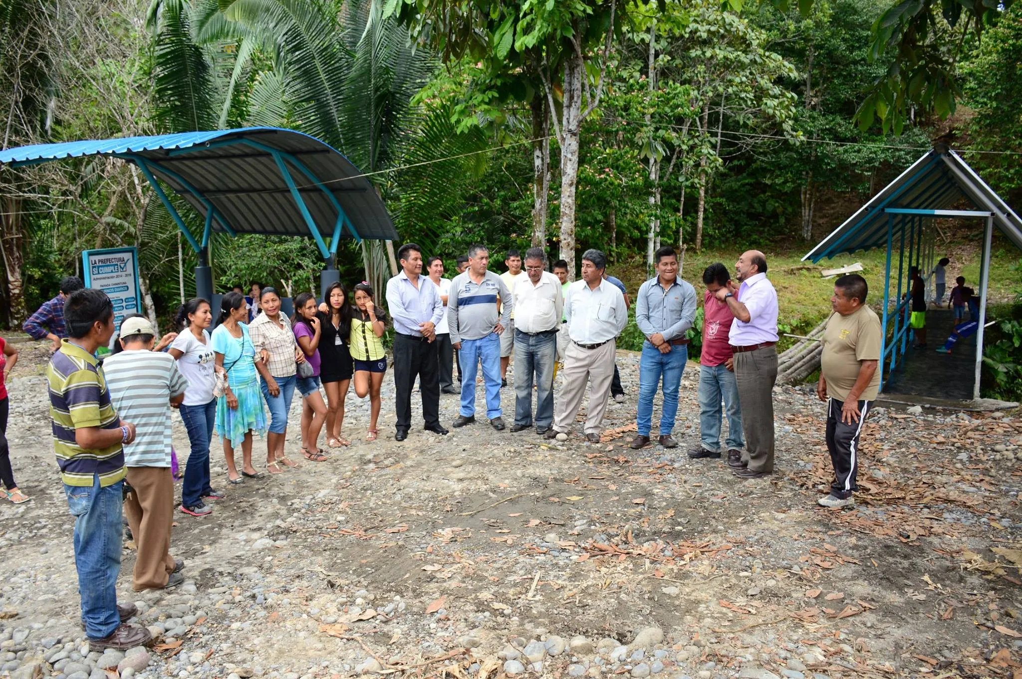 LOS HABITANTES JUNTO AL DELEGADO DEL PREFECTO PROVINCIAL