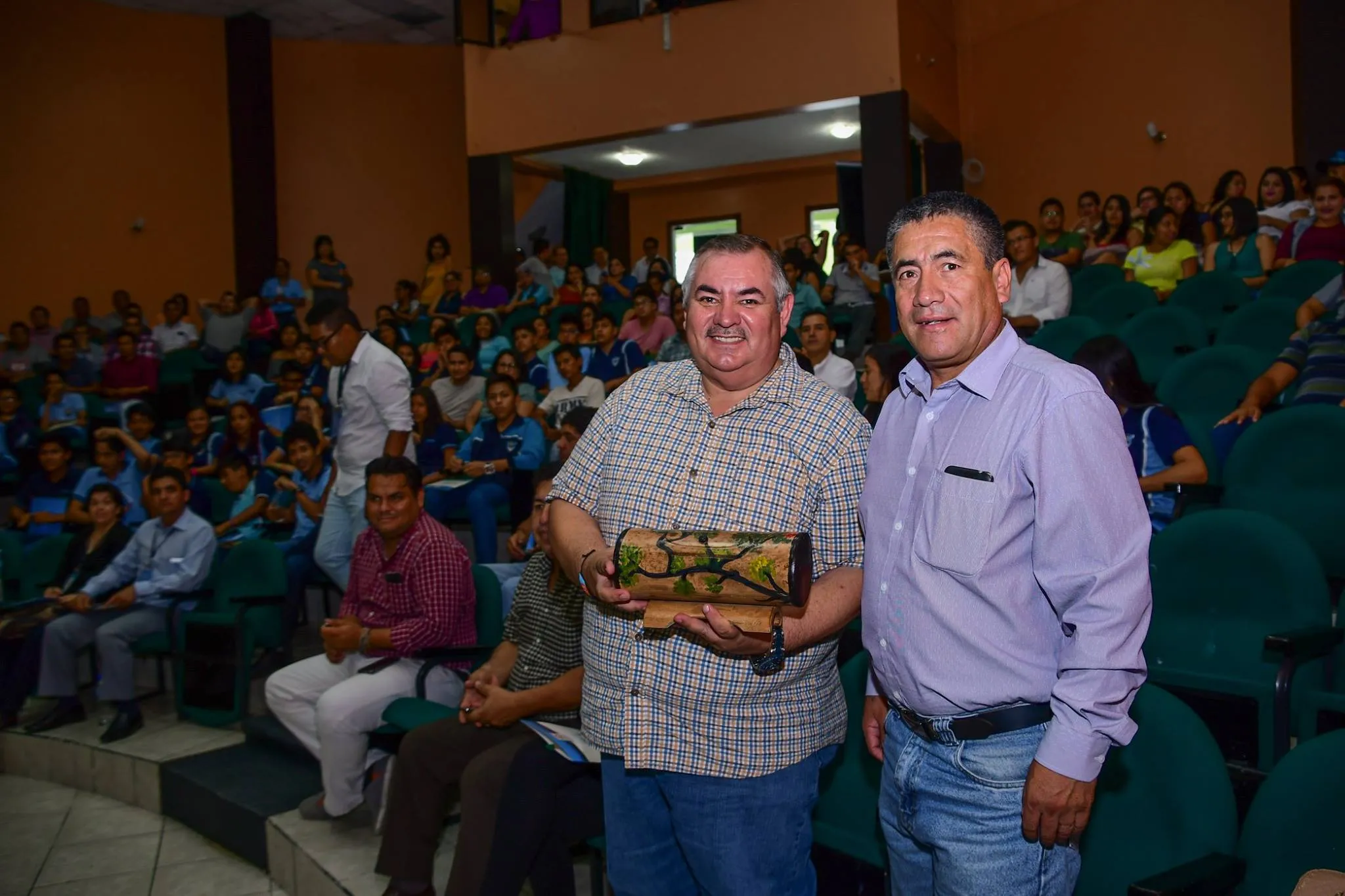 EL PREFECTO ANTONIO KUBES RECIBE UN PRESENTE