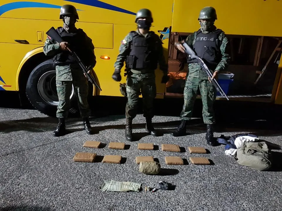TRES MILITARES APARECEN JUNTO A LA DROGA ENCONTRADA