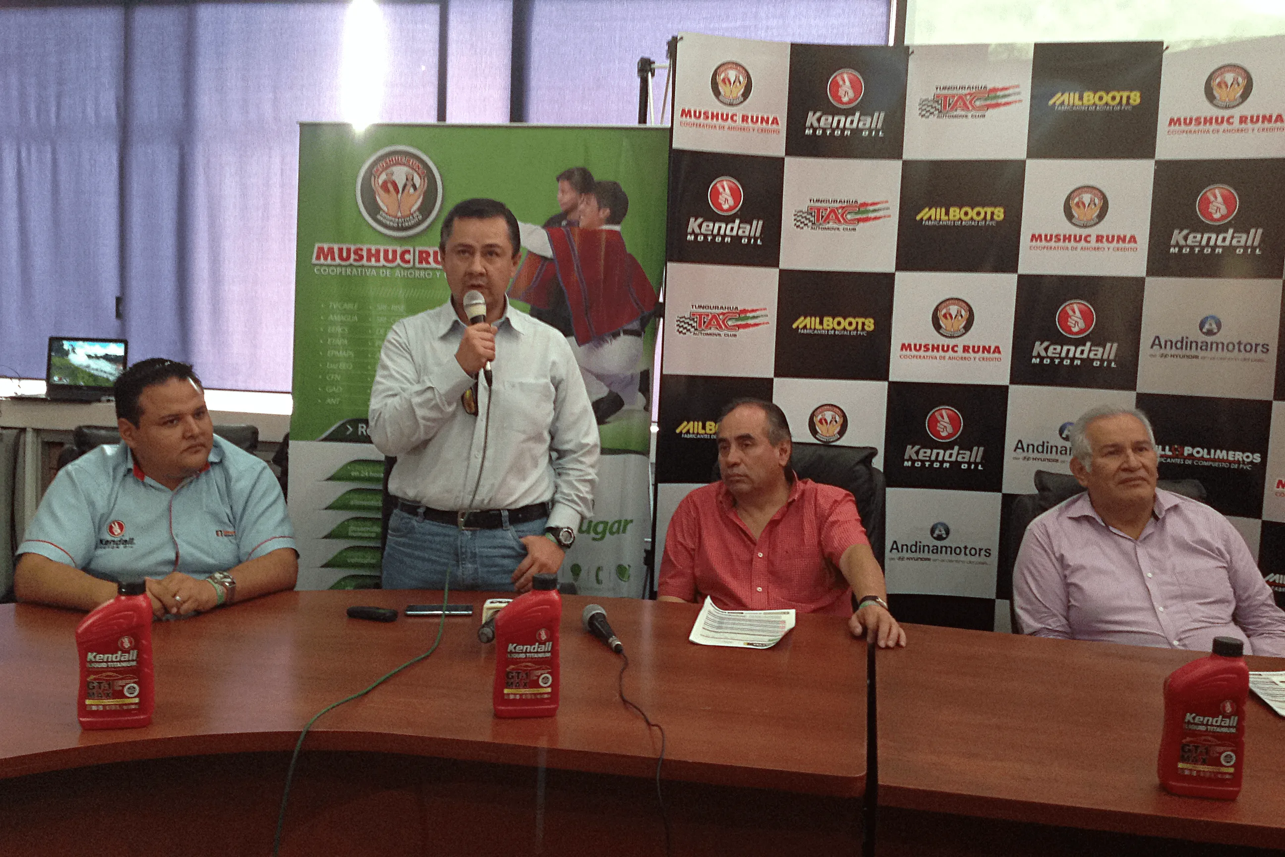 AUTORIDADES DEL RALLY JUNTO AL ALCALDE