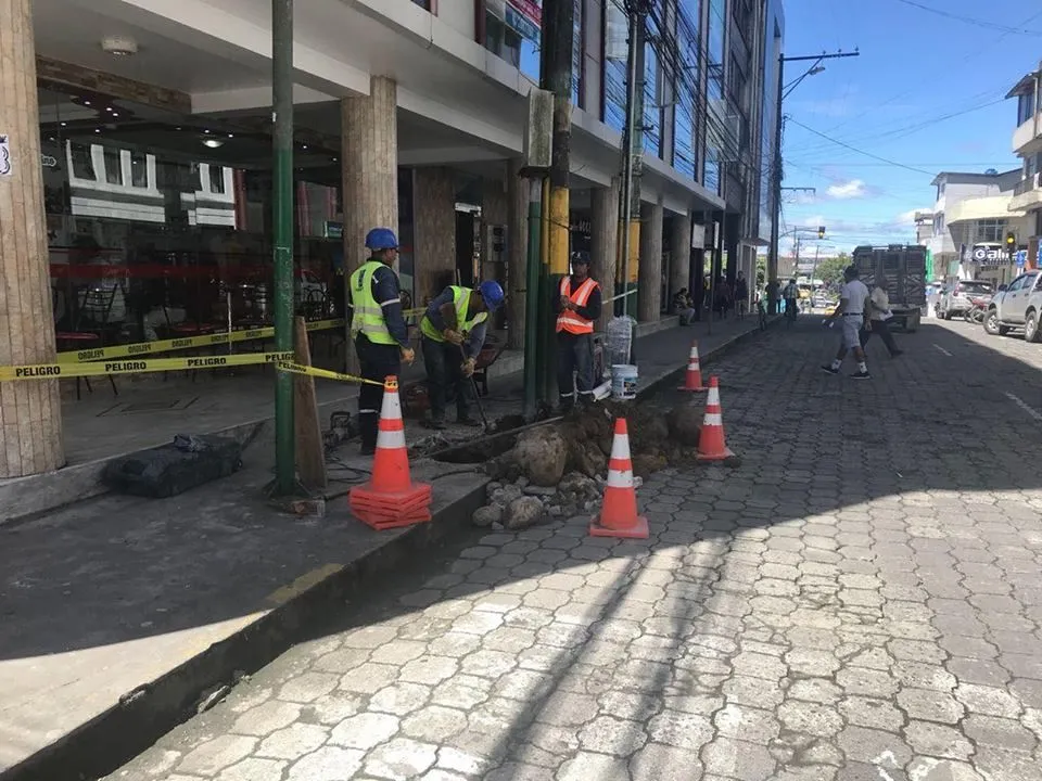 INICIAN TRABAJOS EN EL CENTRO DE PUYO PARA UBICAR SEMÁFOROS