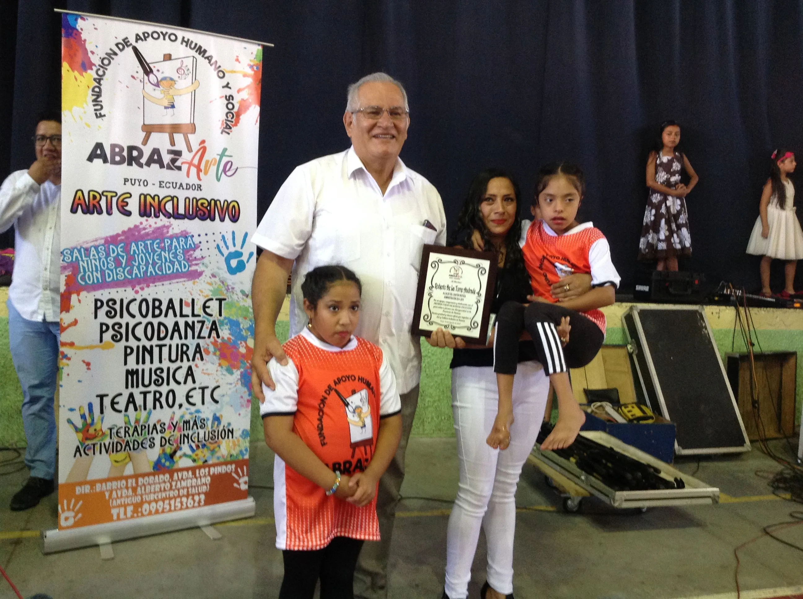 EL ALCALDE DE PASTAZA Y MERY CHAVEZ DE LA FUNDACIÓN ABRAZARTE