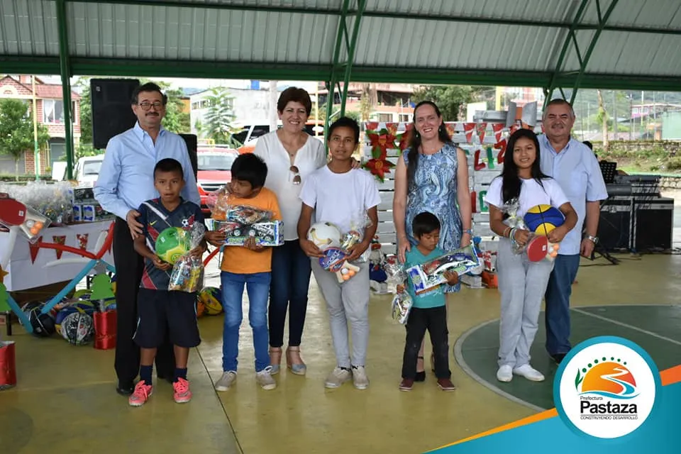 LOS NIÑOS RODEADOS DE LAS AUTORIDADES QUIENES COMPARTIERON ESTA FECHA ESPECIAL