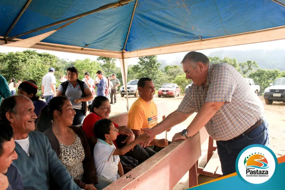 EL PREFECTO ANTONIO KUBES JUNTO A LOS HABITANTES DE SAN PABLO DEL TALÍN