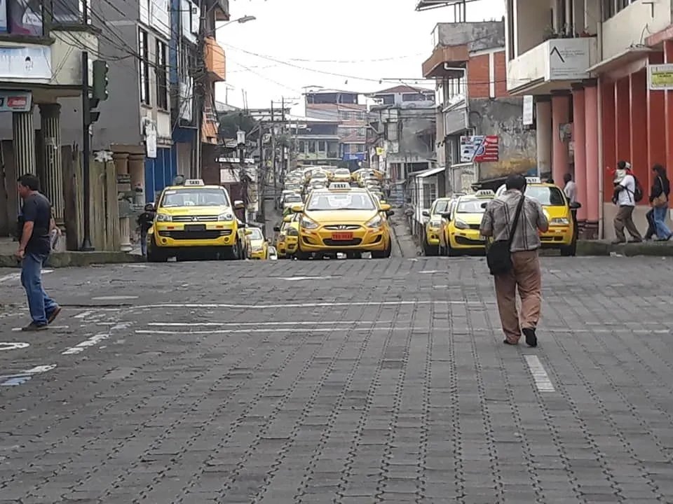 EL CENTRO DE PUYO BLOQUEADO POR LOS TAXISTAS