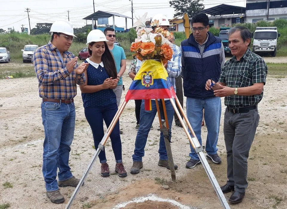 ALCALDE DE MERA UBICA LA PRIMERA PIEDRA
