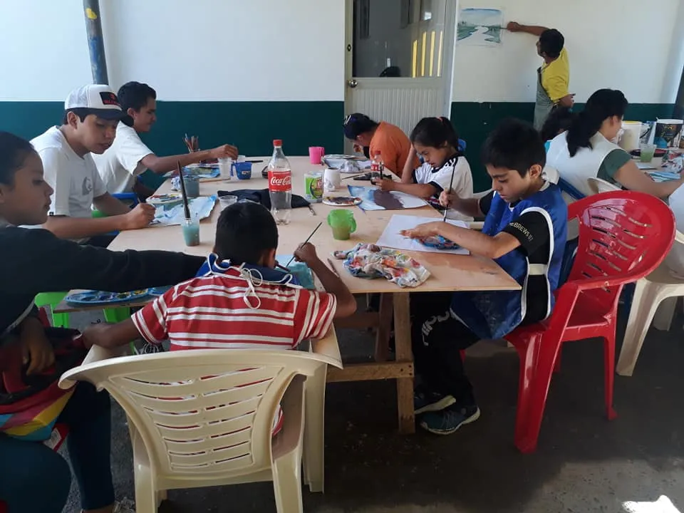 LOS NIÑOS Y JÓVENES EN EL CURSO DE PINTURA