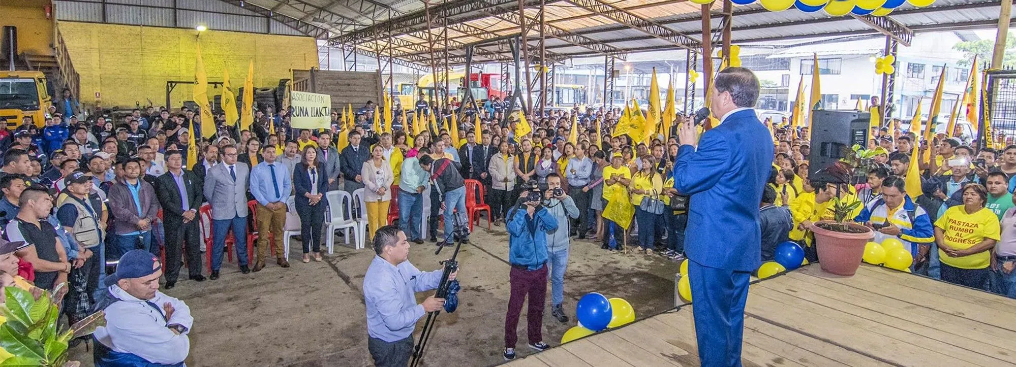 JAIME GUEVARA EN LOS HANGARES SE DIRIJE A LOS TRABAJADORES Y OTROS
