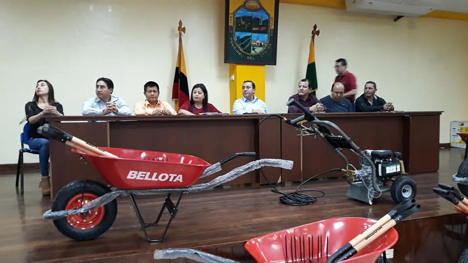 EL ALCALDE Y LOS CONCEJALES EN EL ACTO DE ENTREGA