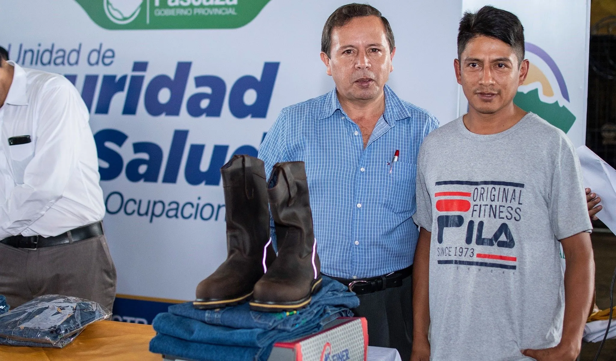 ENTREGA SIMBÓLICA DE UNIFORMES A LOS TRABAJADORES
