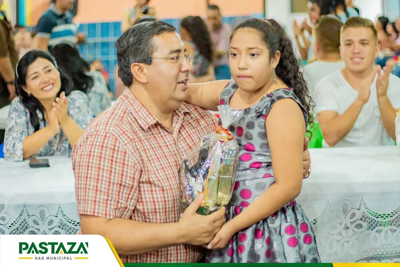 LA NIÑA SAMANTHA QUINTUÑA LE ENTREGA UN PRESENTE AL ALCALDE