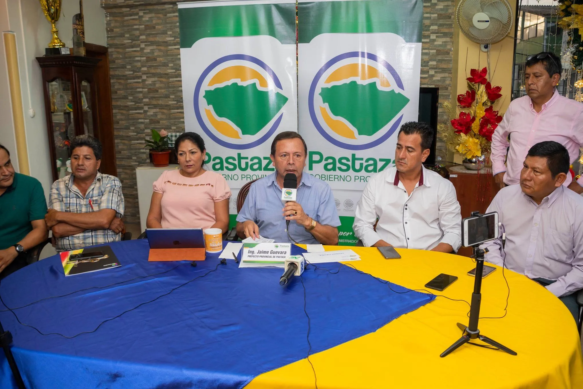 VARIAS AUTORIDADES REUNIDAS PARA AGRADECER A LA PREFECTURA